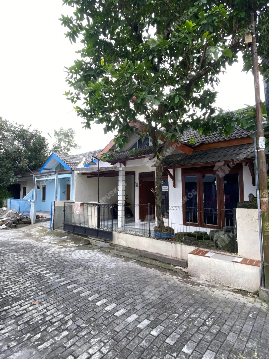 FOR RENT RUMAH MINIMALIS 2 KAMAR DALAM PERUMAHAN AREA WEDOMARTANI - 2K03AL080125