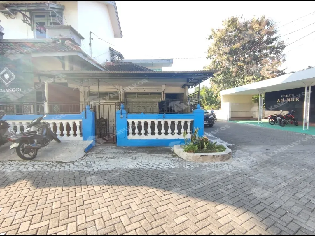 FOR RENT RUMAH 5 KAMAR AREA PRINGWULUNG BELAKANG OUTLET BIRU (OB) - 5K02AL010525