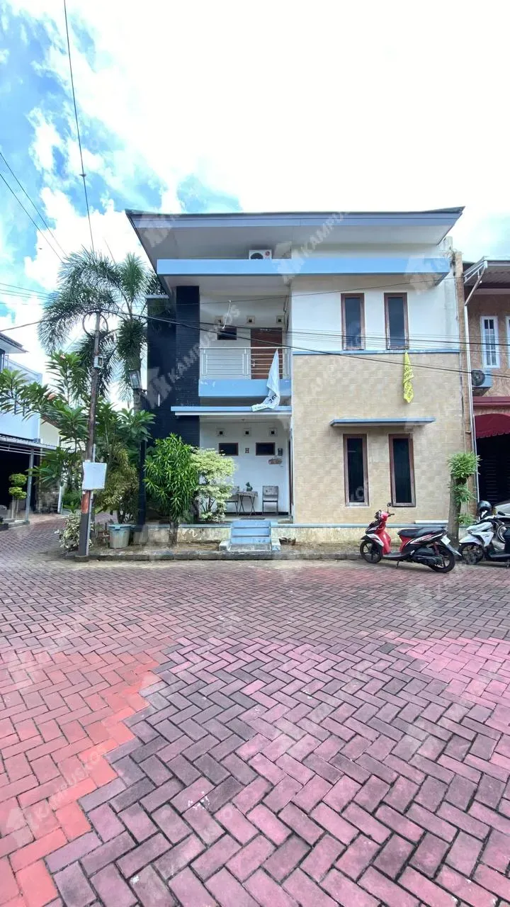 FOR RENT RUMAH 2 LANTAI FULL FURNISH POSISI HOOK DALAM PERUMAHAN AREA BARAT HOTEL HYATT PALAGAN - 5K04AL050625