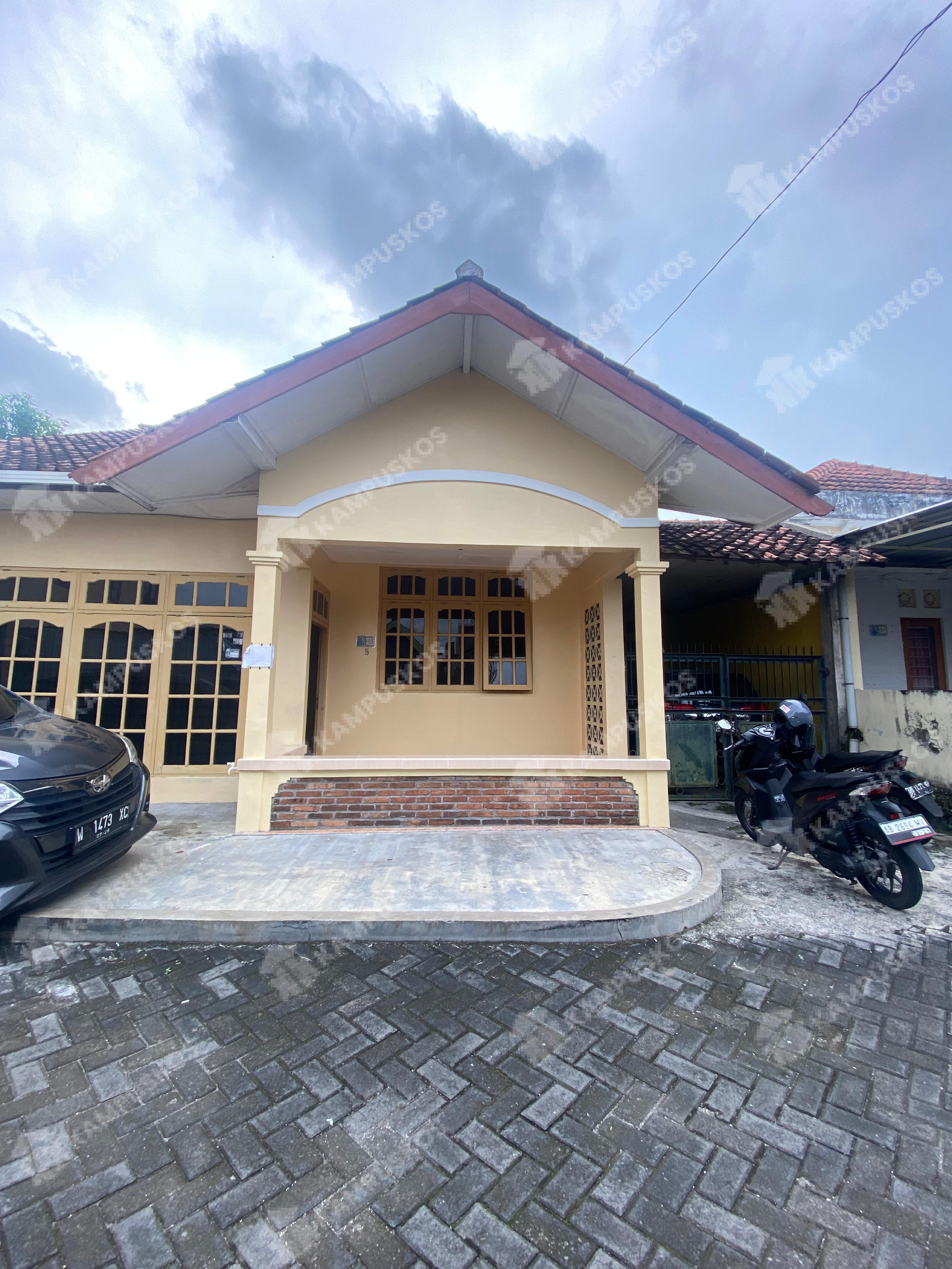 DI SEWAKAN RUMAH BESAR 3 KAMAR DI GEJAYAN AREA UNY 3K02AL100525