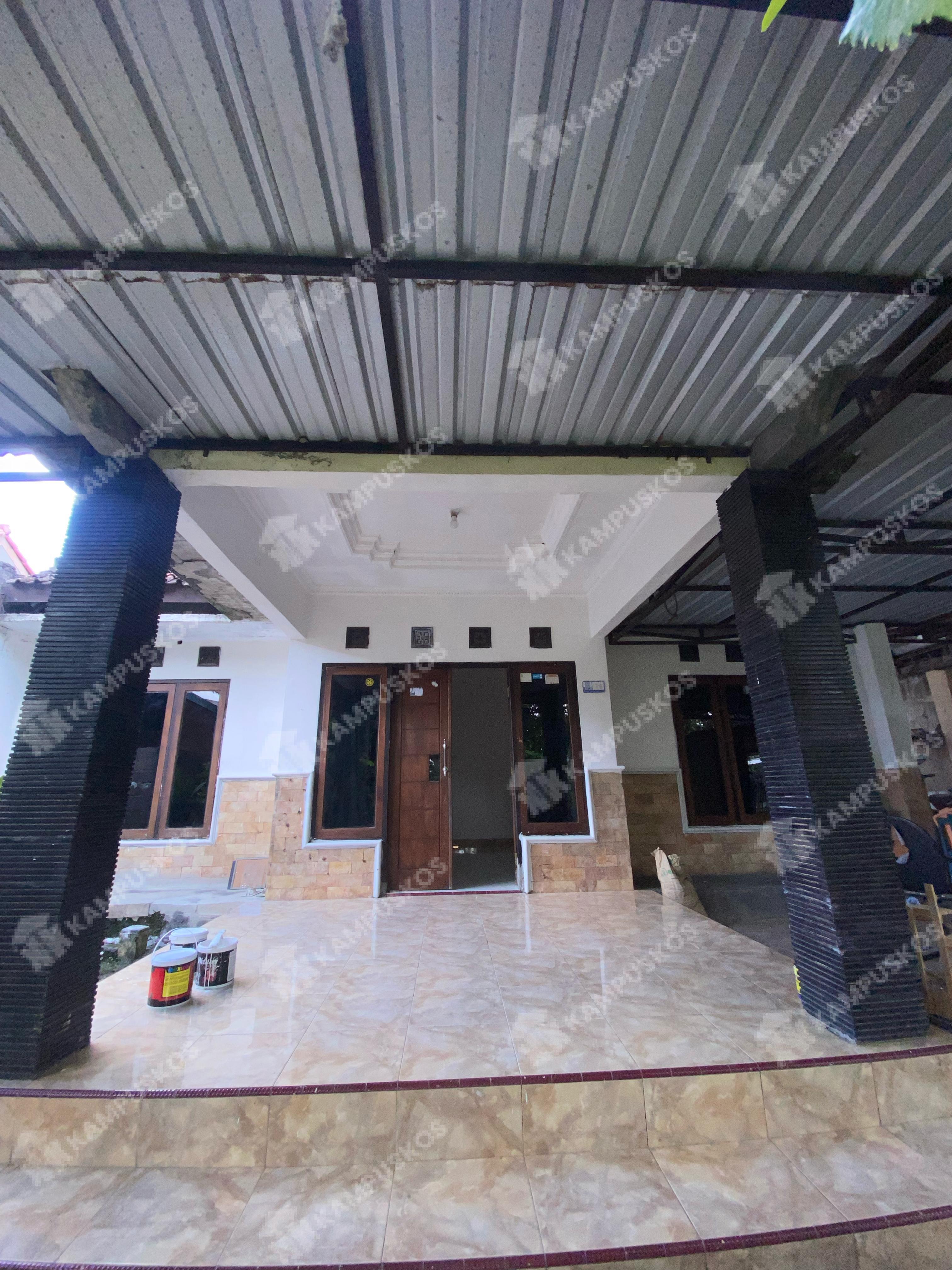 DISEWAKAN RUMAH BESAR DAN TERAWAT 4 KAMAR AREA MAGUWOHARJO DEKAT UNRIYO 4K03AL020525