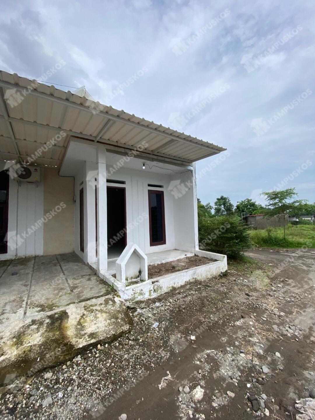 FOR RENT RUMAH MINIMALIS CLUSTER 2 KAMAR DALAM PERUMAHAN AREA PUGERAN - MAGUWOHARJO - 2K02AL110325