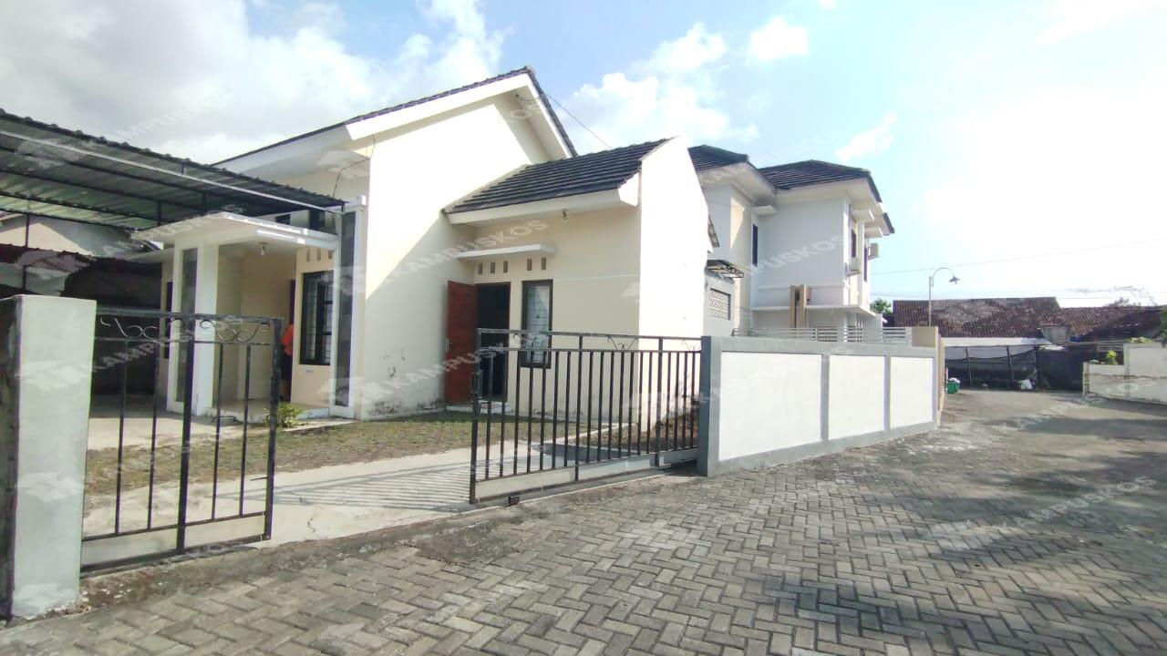 FOR RENT RUMAH CLUSTER MINIMALIS 3 KAMAR FULL FURNITURE AREA MAGUWOHARJO DEKET UNRIYO 3K03AL010625