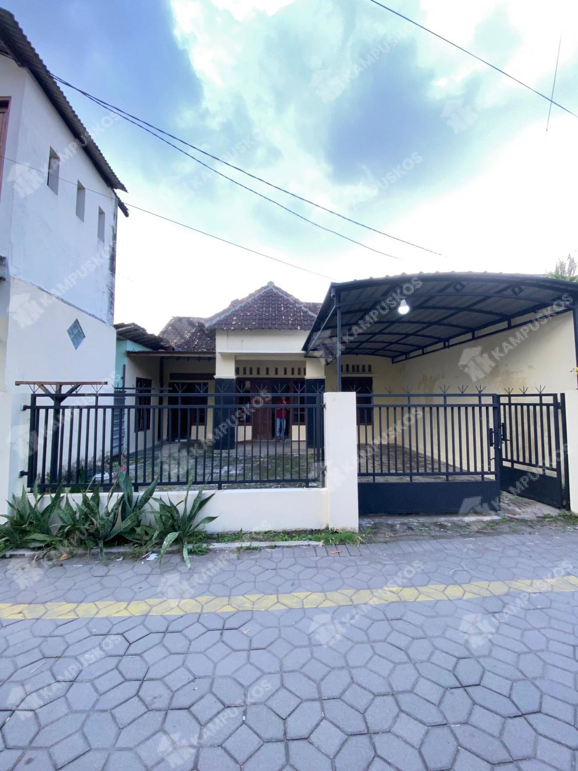 DI SEWAKAN RUMAH 4 KAMAR DI JAKAL KM 7 DEKET UGM 4K04AL020625