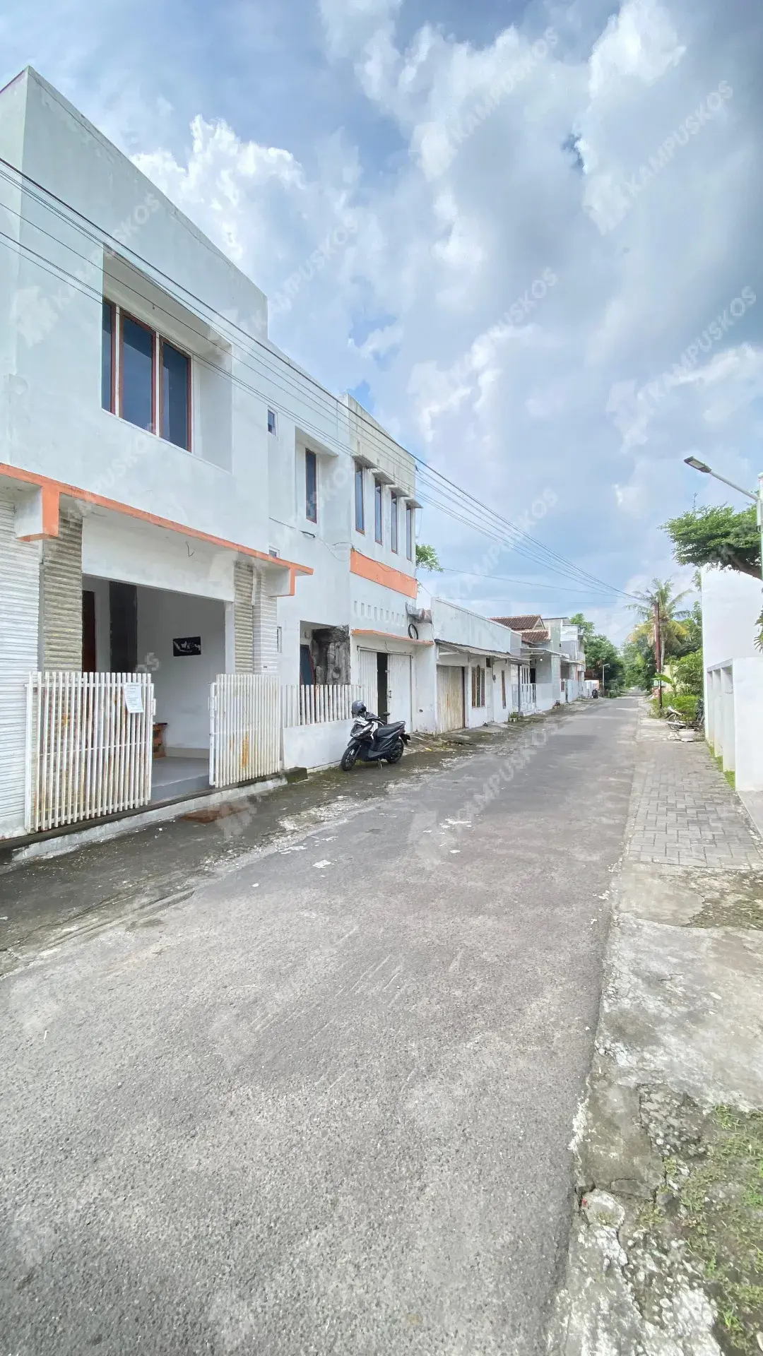 FOR RENT RUMAH 2 KAMAR AREA BANJENG, MAGUWO COCOK UNTUK KANTOR - 2K03AL070725