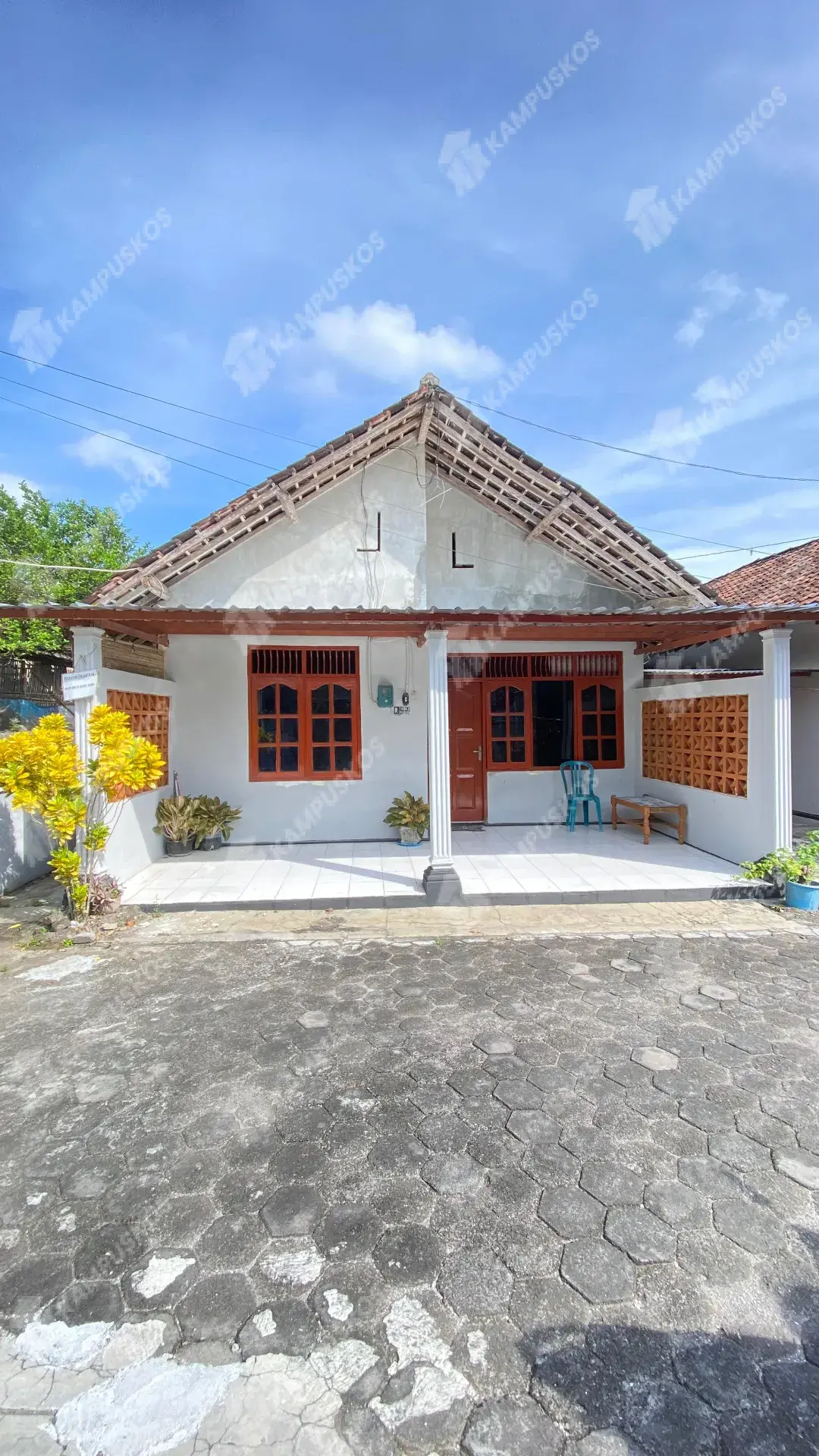 FOR RENT RUMAH MURAH 3 KAMAR DALAM RINGROAD SEBRANG LOTTEMART MAGUWO - 3K02AL120725