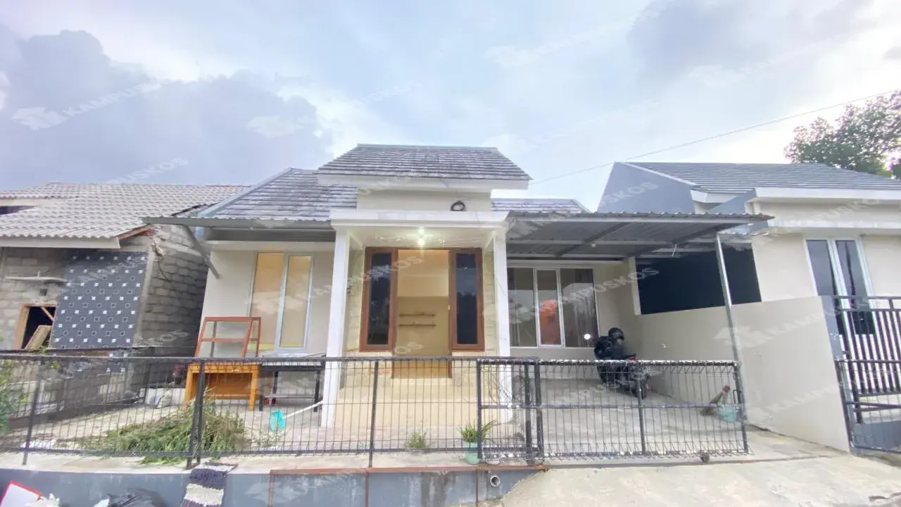 DIKONTRAKKAN RUMAH BARU BERPAGAR 3 KAMAR DI MAGUWO 3K03RS021125