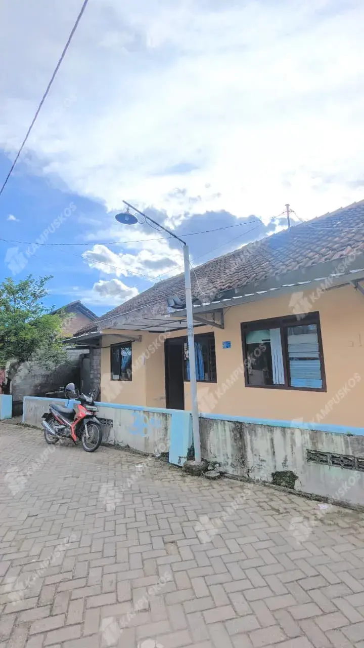 DIKONTRAKAN RUMAH NYAMAN 4 KAMAR AREA UNY 4K02RBS061225