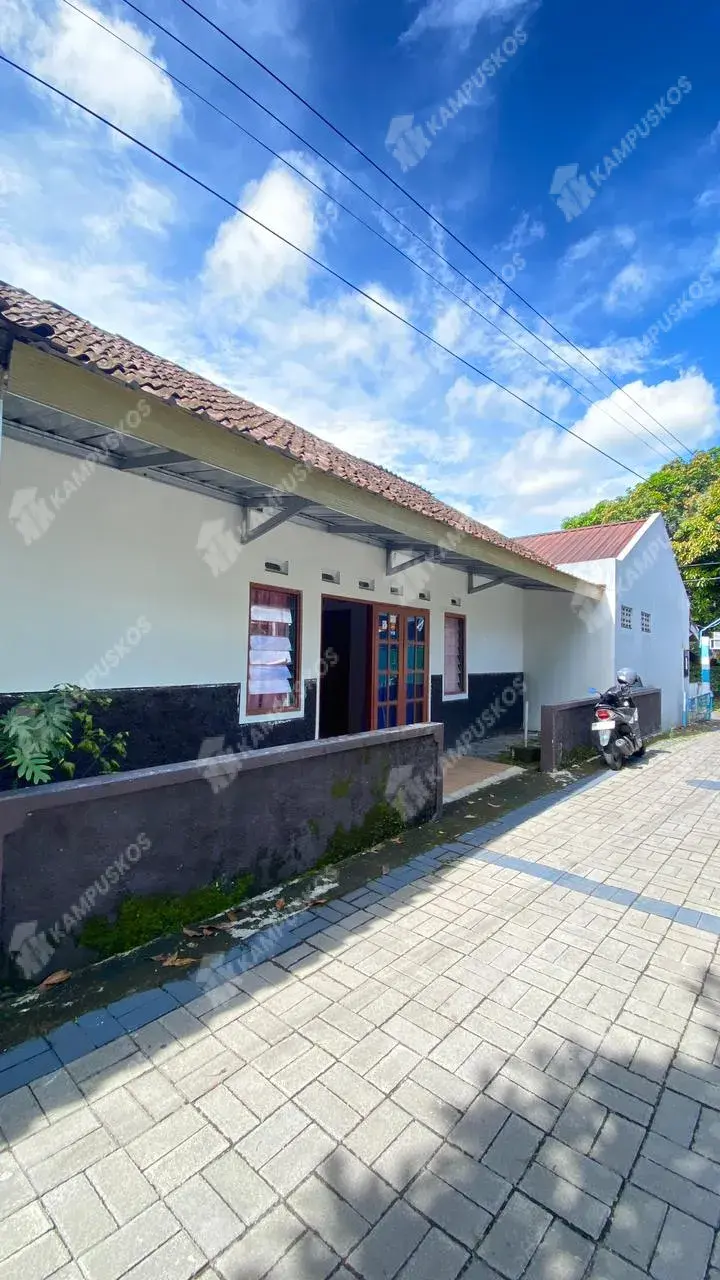 DIKONTRAKAN RUMAH NYAMAN 2 KAMAR AREA CONDONGCATUR 3K03AL120126