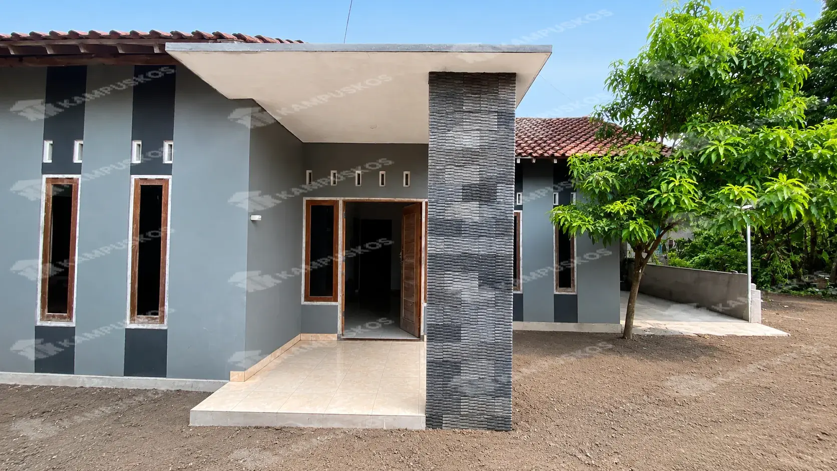 *DISEWAKAN RUMAH HALAMAN LUAS LV BISA PARKIR MOBIL DI MAGUWO*  3K03GA010726 