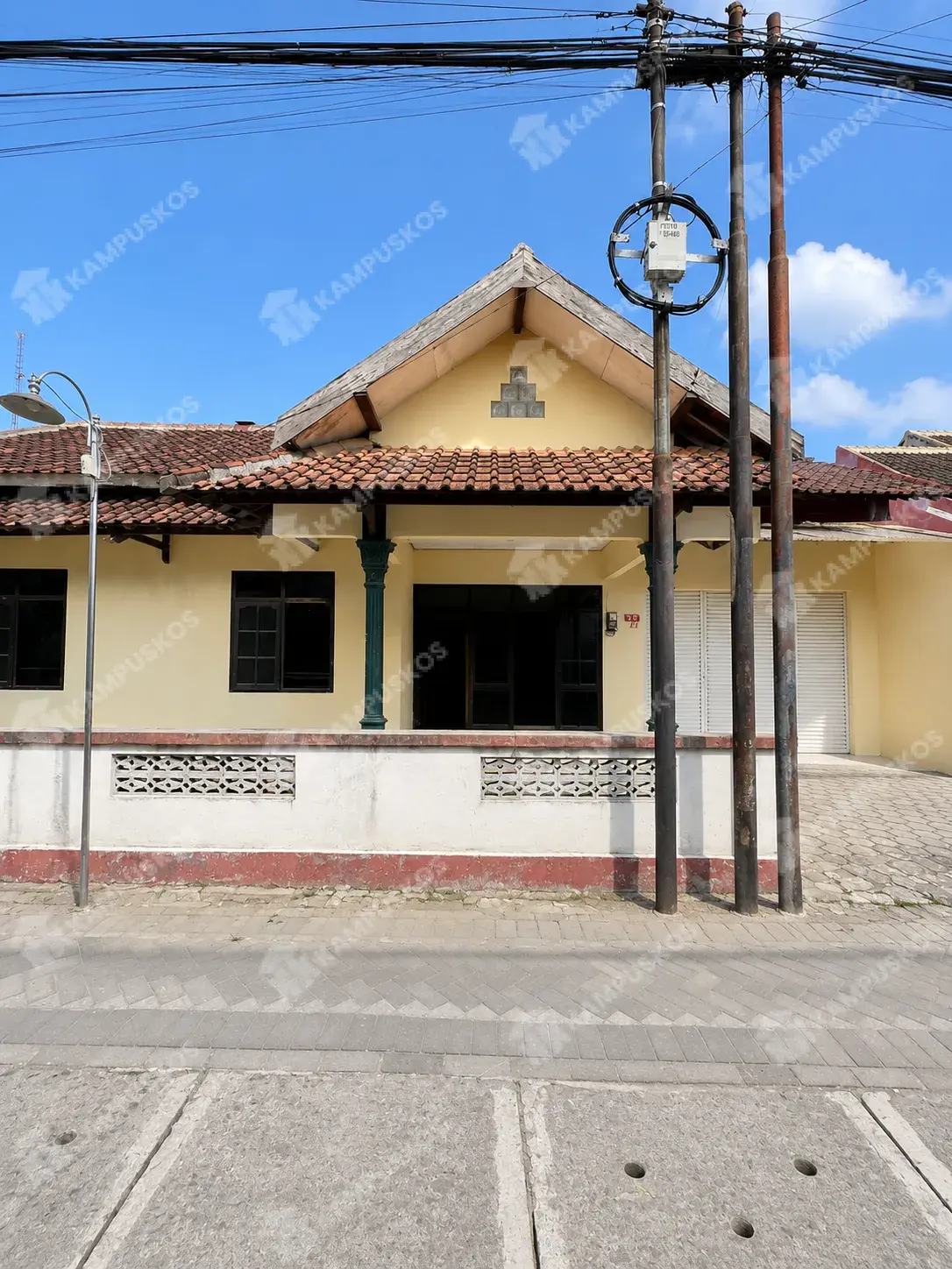 DIKONTRAKAN RUMAH BEBAS  NYAMAN 4 KAMAR AREA SETURAN  UPN 4K02R030826 