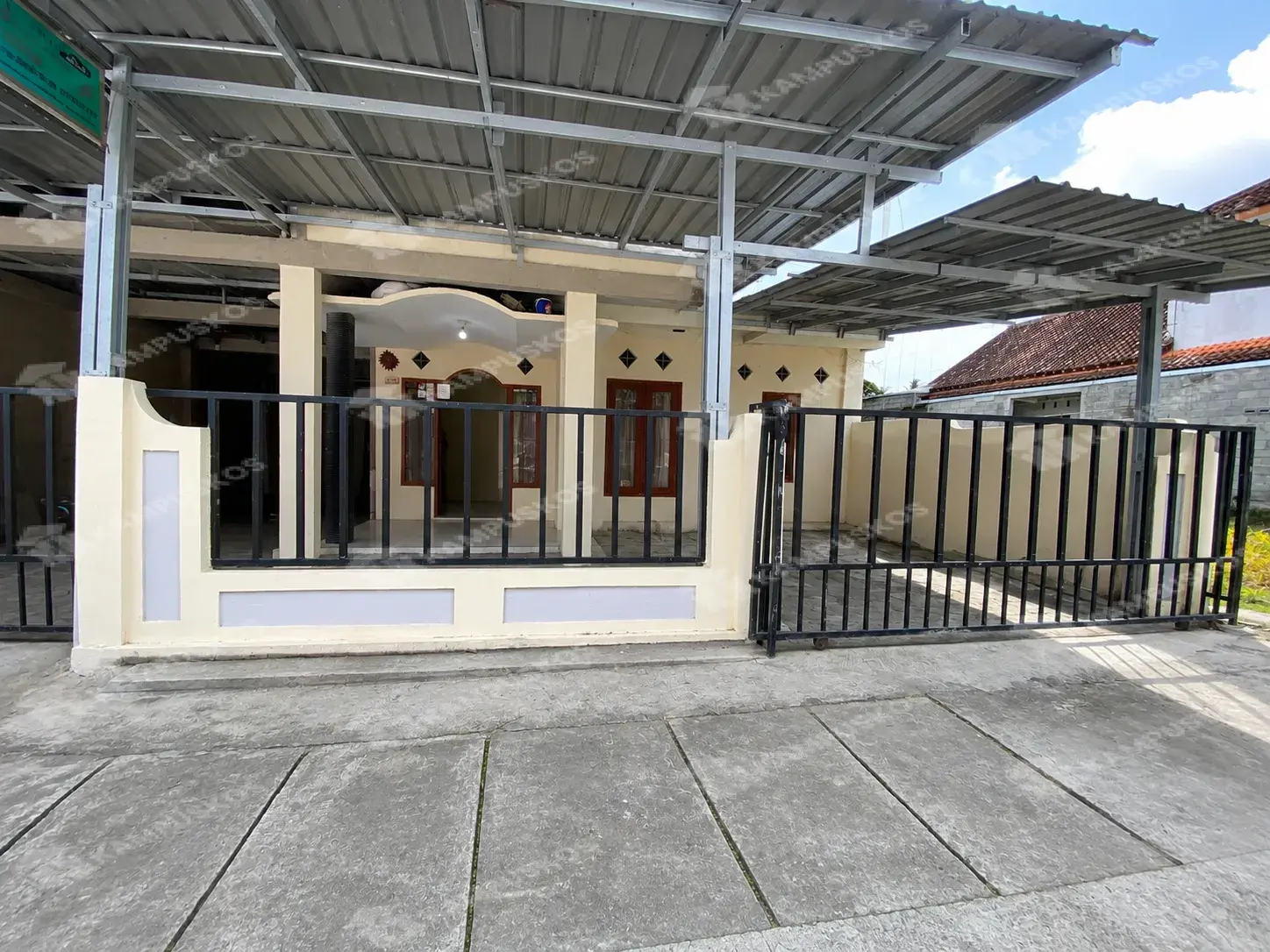 FOR RENT RUMAH 3KAMARLUAS, AC 1, SEMI FURNISHED MURAH MERIAH,BANGUNAN LUAS WEDOMARTANI 3K03DF080826
