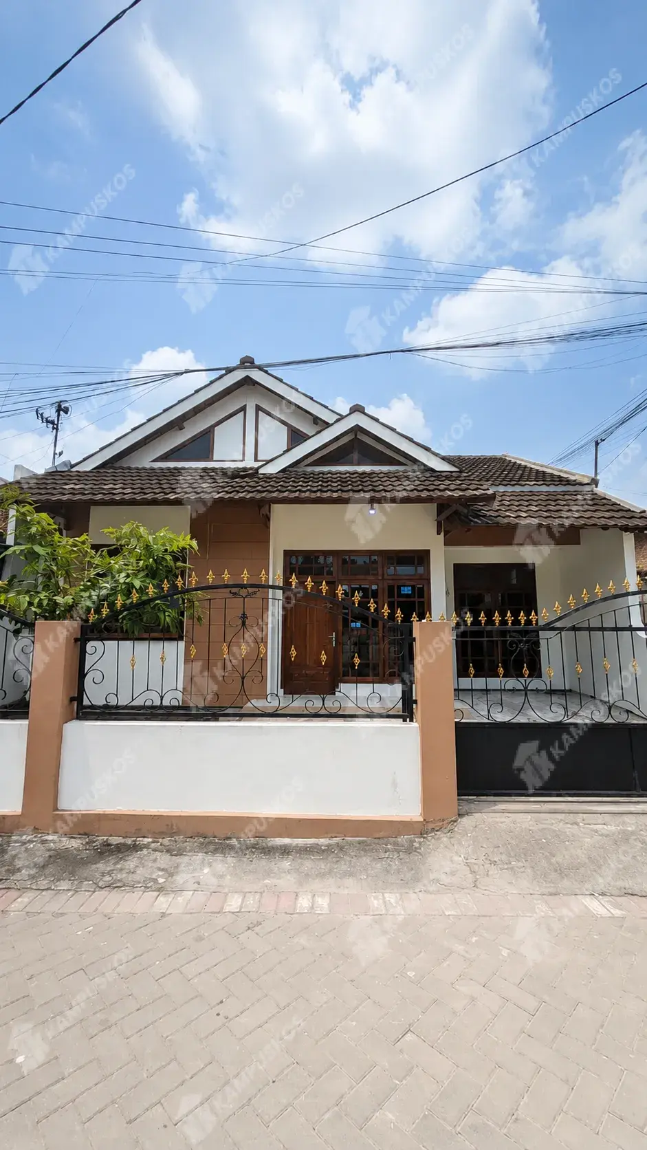 DISEWAKAN RUMAH 5 KAMAR MODERN ALA CLUSTER AREA DEKAT KOTA 5K04DR080726
