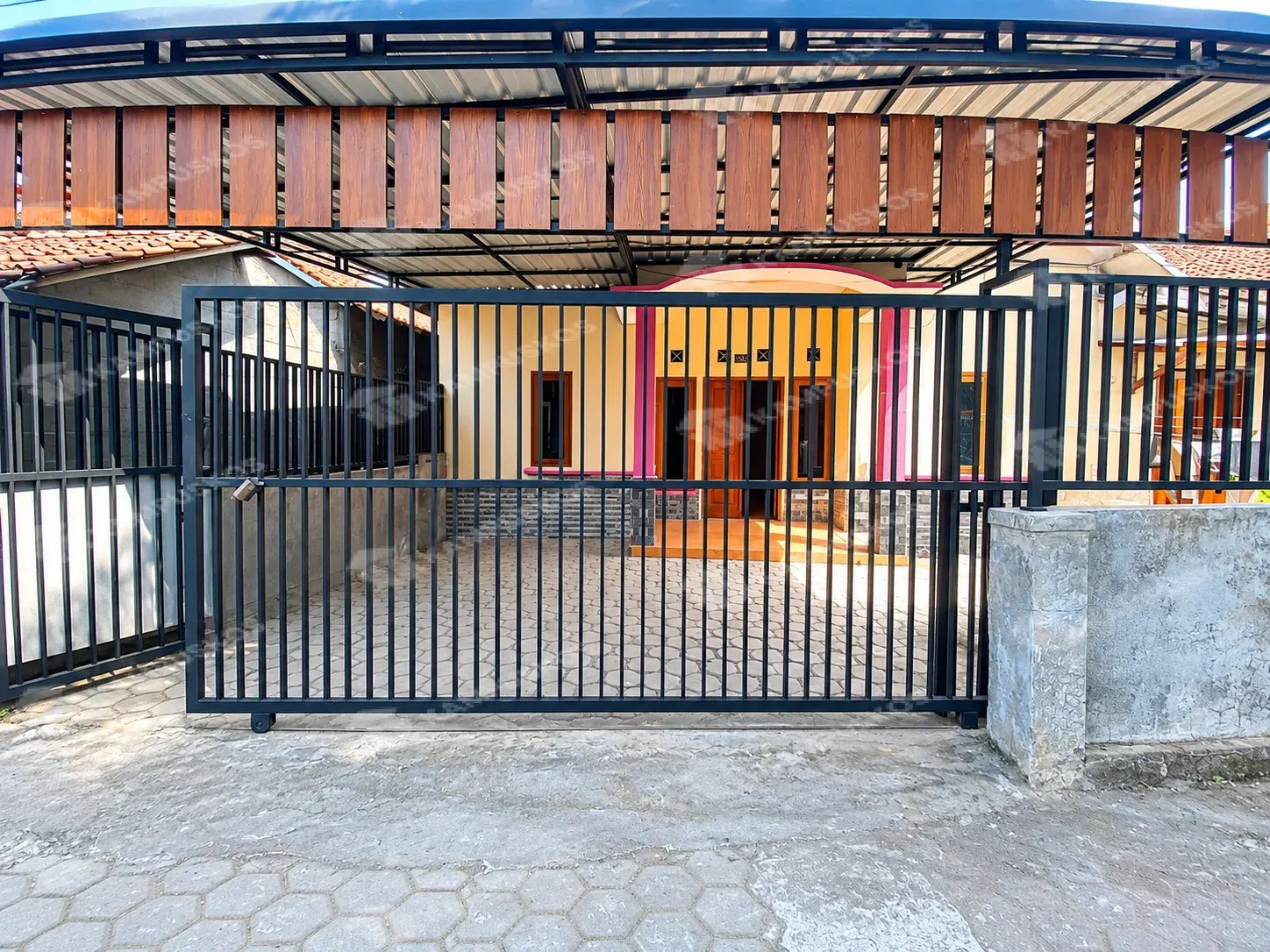 FOR RENT RUMAH 5 KAMAR, BARU DI CAT, BERSIH KAMAR LUAS, MAGUWOHARJO   5K03DF110826 