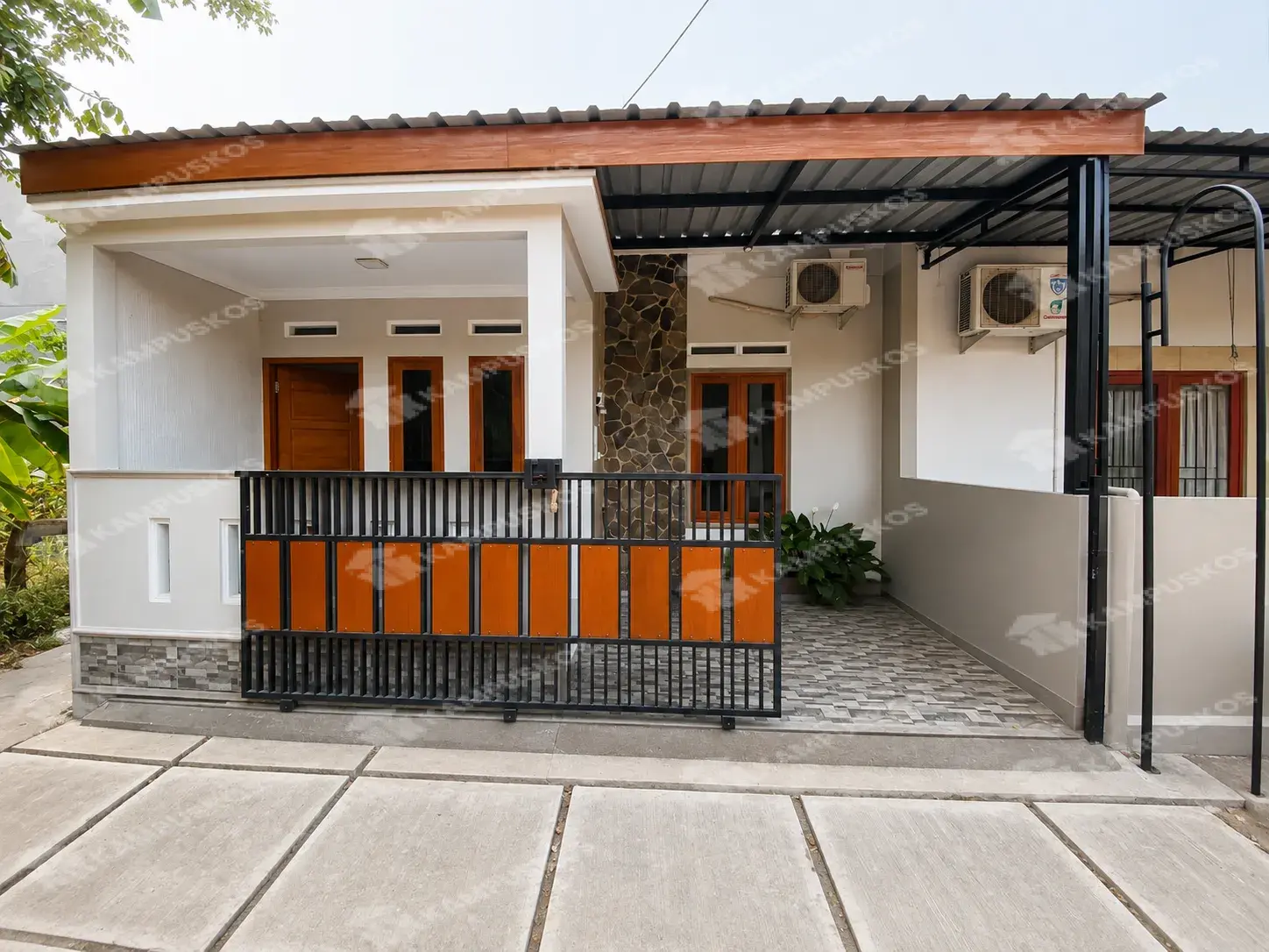 FOR RENT RUMAH 2 KAMAR LUAS, MURAH MERIAH, BANGUNAN LUAS, DALAM PERUMAHAN AREA MAGUWOHARJO 2K02DF050926