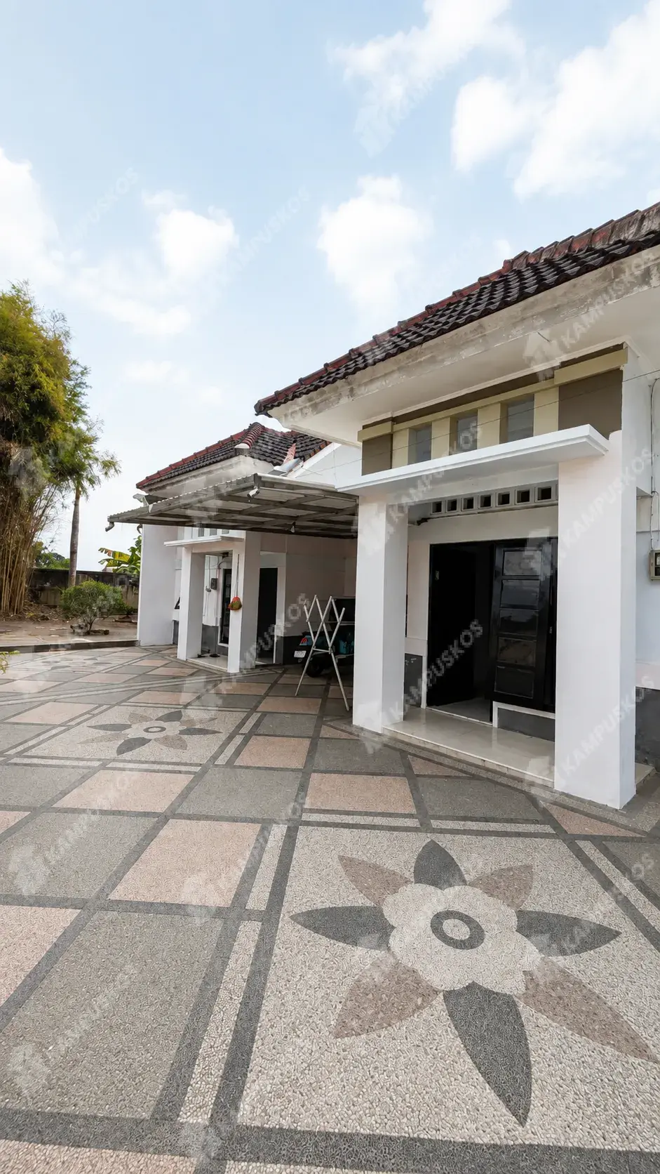 *FOR RENT RUMAH HALAMAN SUPER LUAS, SEMI LV, PET FRIENDLY, BOLEH PAPUA BISA PER 6 BULAN. NGONTRAK 1 UNIT DAPET 2 UNIT* 3K04DR130926