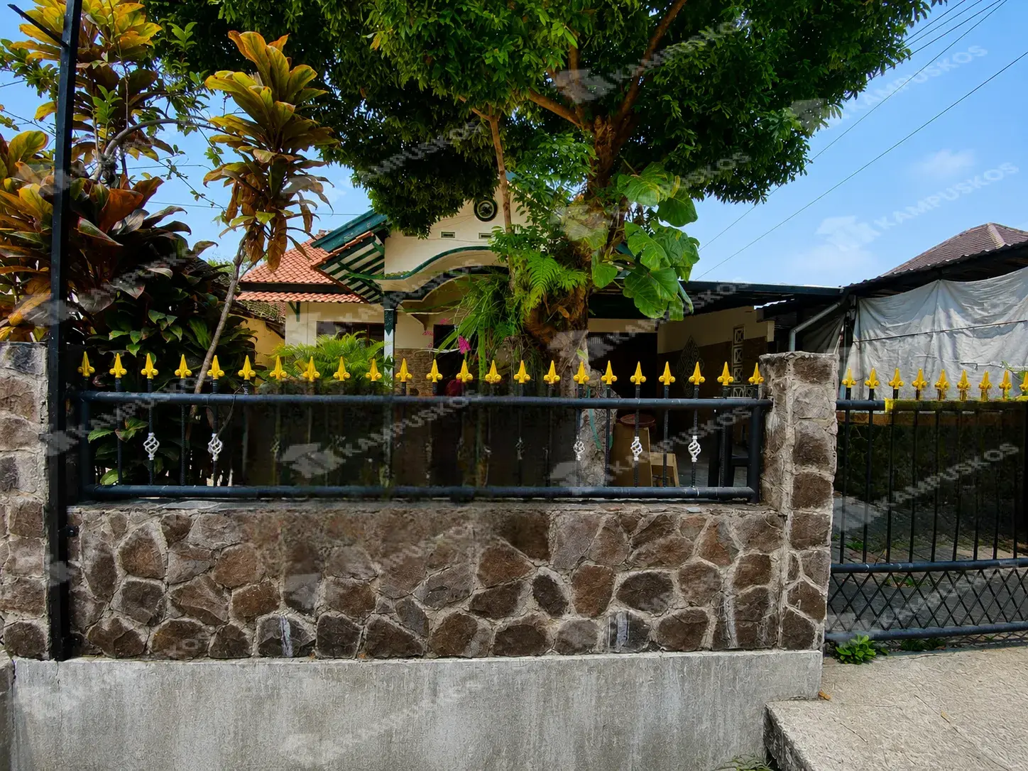 FOR RENT RUMAH 5 KAMAR, BARU DI CAT, BERSIH KAMAR LUAS, HALAMAN DEPAN BELAKANG LUAS, PALAGAN 5K04DF070926