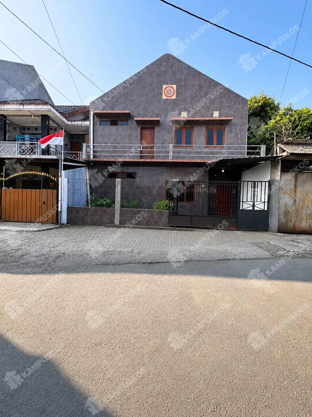 *KONTRAKKAN RUMAH 4 KAMAR ISIAN AC (4 KAMAR MANDI DALAM) DI BELAKANG JWALK BABARSARI (SUPER LUAS)* *4K02R071026