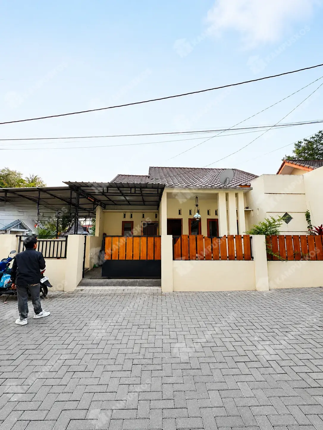 *KONTRAKKAN RUMAH 3 KAMAR KAMAR MANDI DALAM (Jakal KM 7 Plemburan)* 3K04R101026