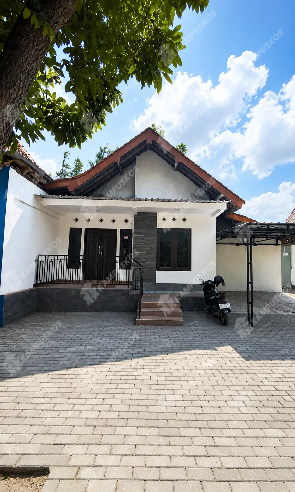 *FOR RENT RUMAH DI RINGROAD BARAT HALAMAN LUAS 2 KAMAR BEBAS SOPAN & SANGAT COCOK UNTUK KANTOR ATAU BASECAMP MAHASISWA*  2K07DR051026 